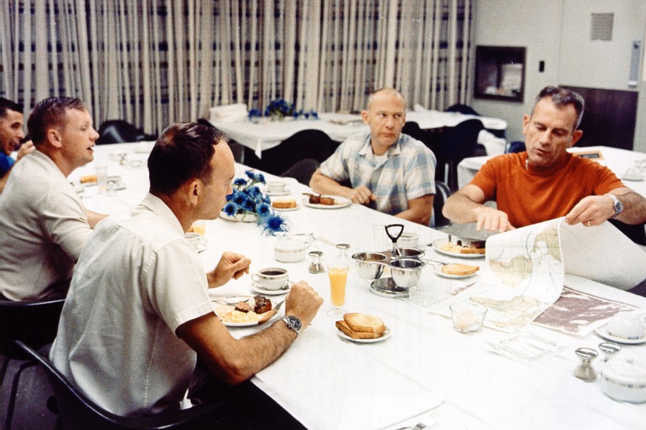 Deke Slayton (de naranja), desayunando con la tripulación del Apolo 11