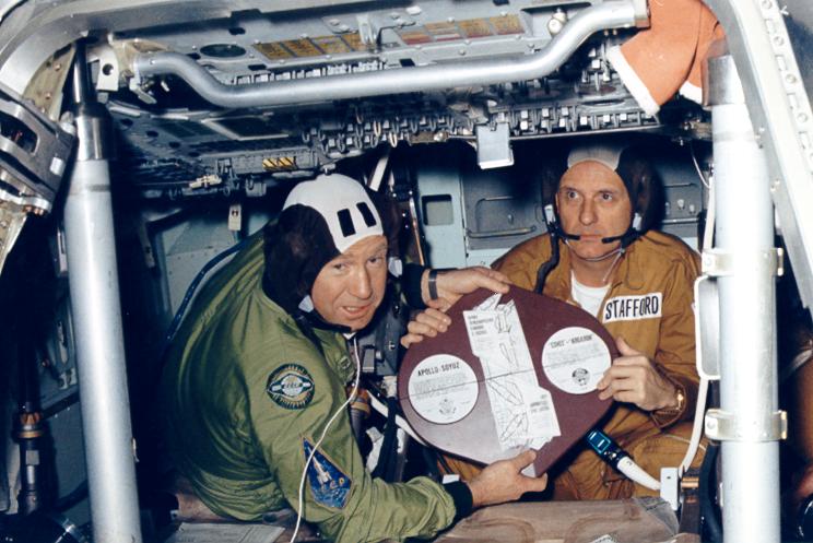 Cosmonauta Aleksei Leonov A. y el astronauta Thomas P. Stafford mostrar la placa conmemorativa Proyecto Apolo-Soyuz durante el entrenamiento