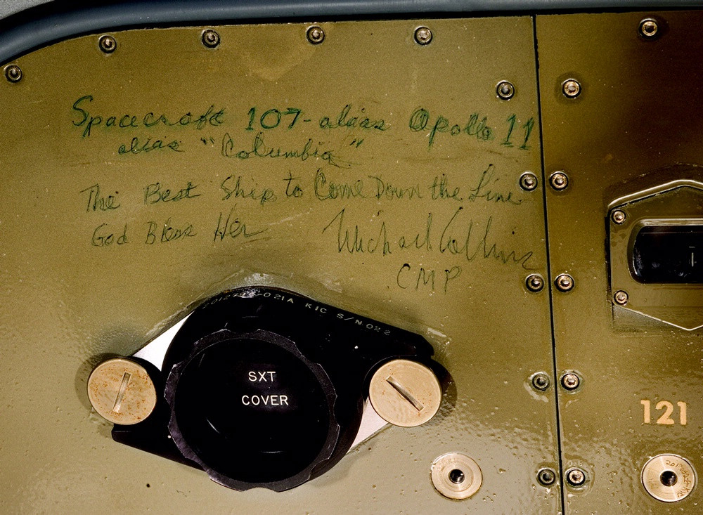 Graffiti de Michael Collins dentro del CM del Apolo 11