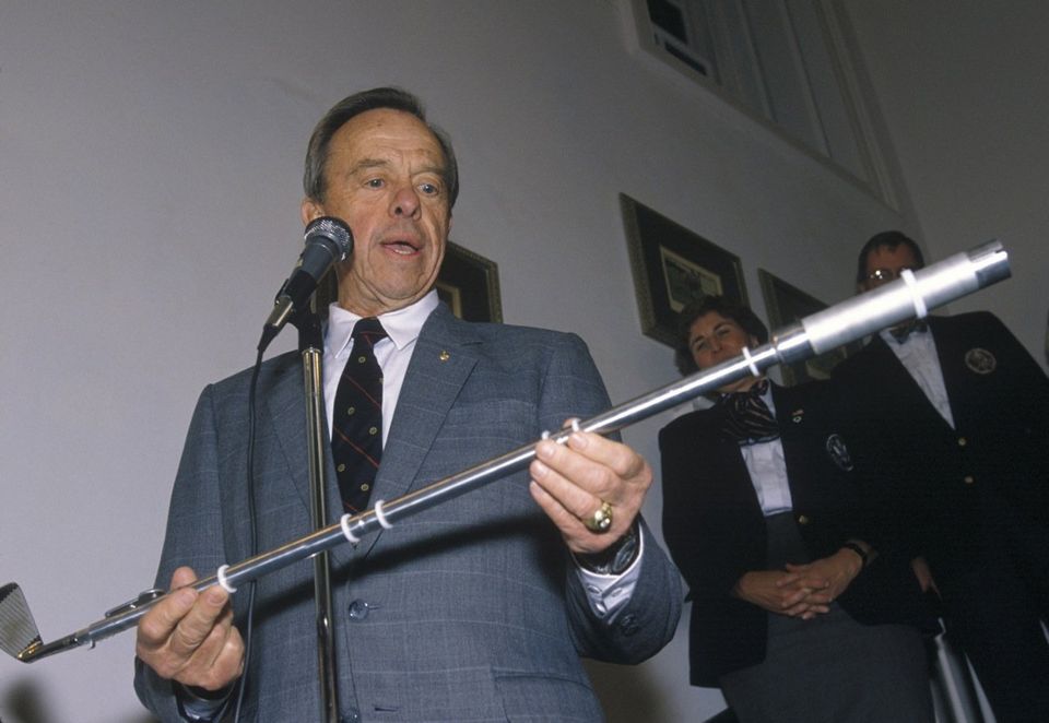 Alan Shepard con el palo utilizado para jugar al golf en la Luna