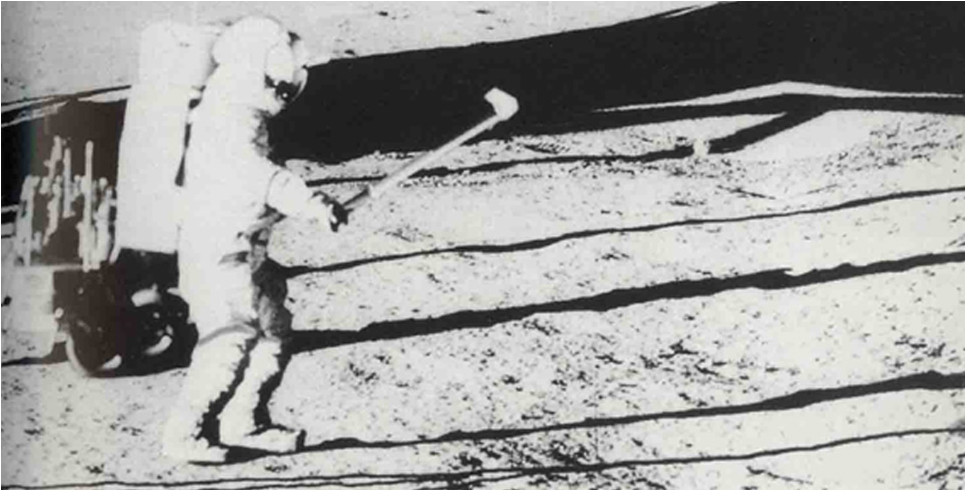Captura de la imagen de tv del momento en el que Alan Shepard juega al golf en la Luna