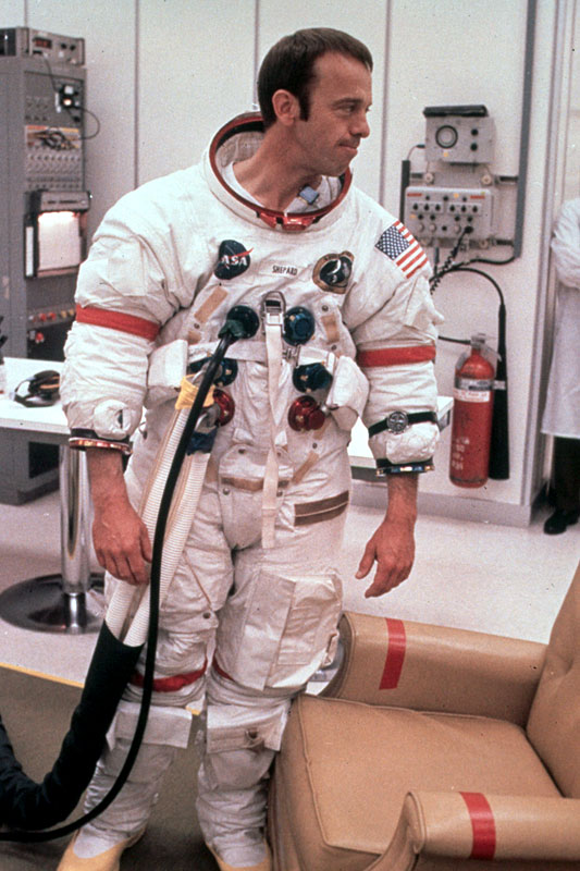 Alan Shepard vistiéndose para ir a la Luna
