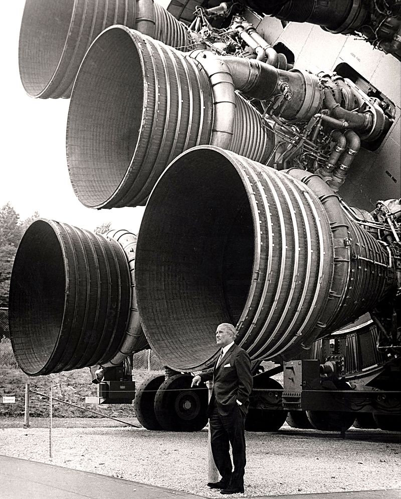 Wernher von Braun a los pies del Saturno V