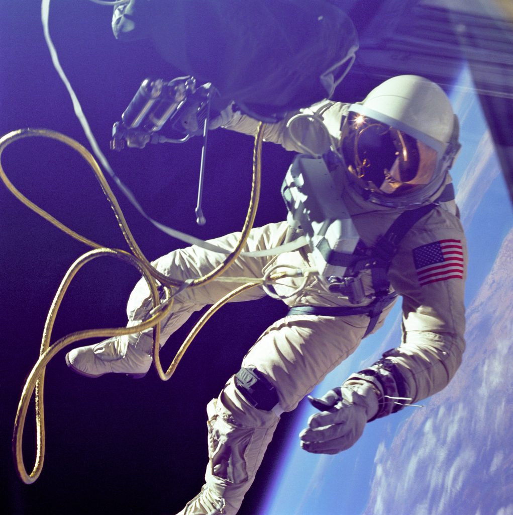 Ed White realizando el primer paseo espacial norteamericano, en la mano izquierda se aprecian dos Omega Speedmaster.