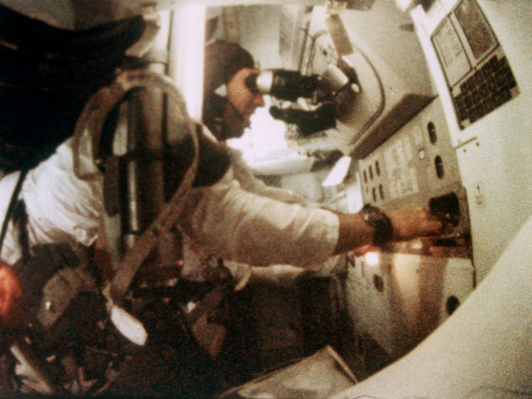 Jim Lovell (Apolo 8) manejando el sistema de guía y navegación.
