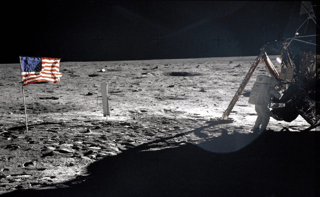 Neil Armstrong en la Luna (Foto NASA: AS11-40-5886).
