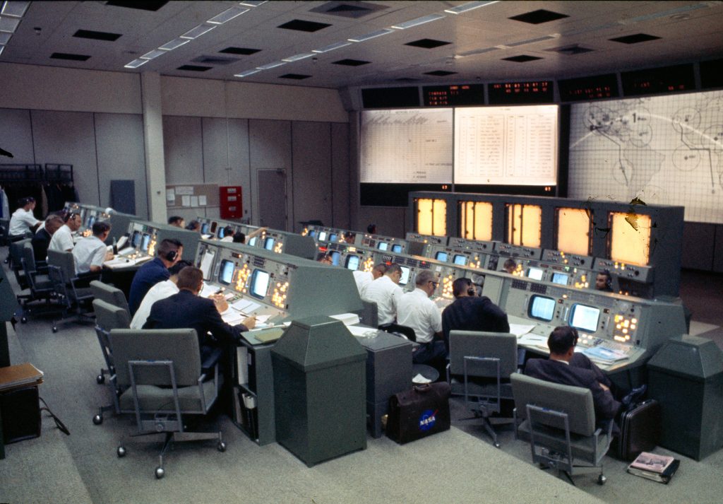 Control de misión de Houston durante el Géminis 4.