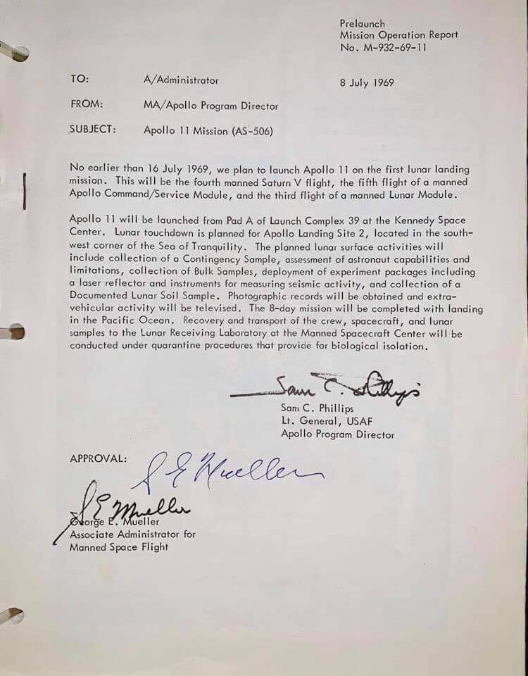 Mission Operation Report (MOR) del Apolo 11 firmado por sus protagonistas: Sam C. Phillips y George E. Mueller.