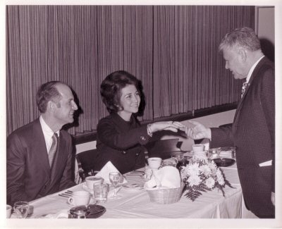Doña Sofia saludando a Olin E. Teague en la cena de gala previa al lanzamiento del Apolo 14. A su derecha está George M. Low (administrador de NASA). Foto: KSC-71P-123