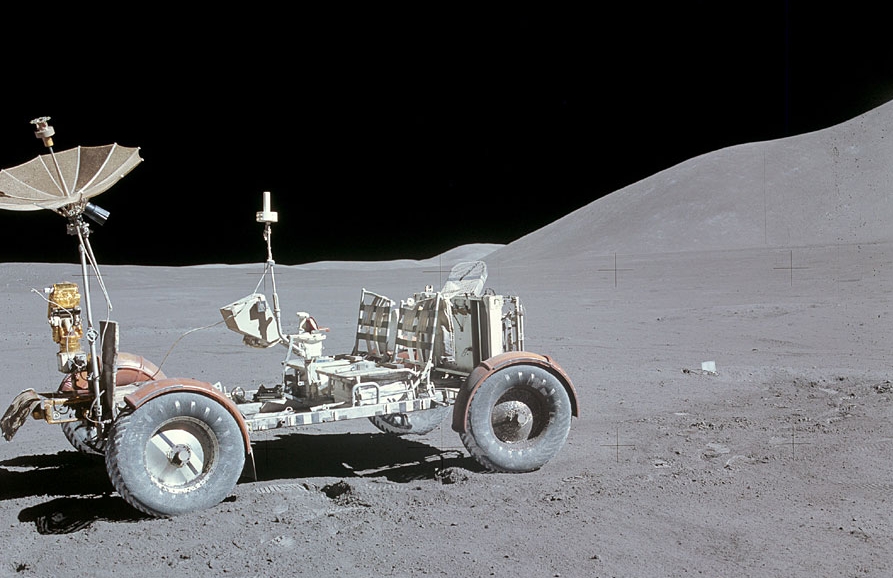 Situación del memorial cerca del Rover lunar (Foto: AS15-88-11902).