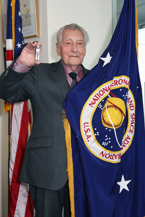 Paul Van Hoeydonck con la bandera la NASA (Foto: Donald Woodrow)