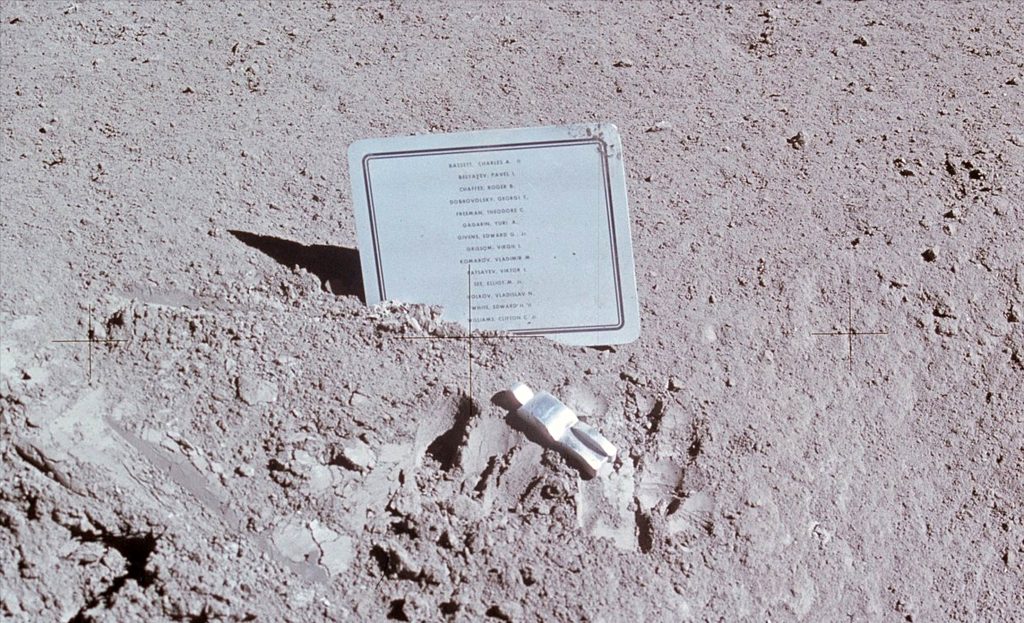 Memorial del astronauta caído en la Luna