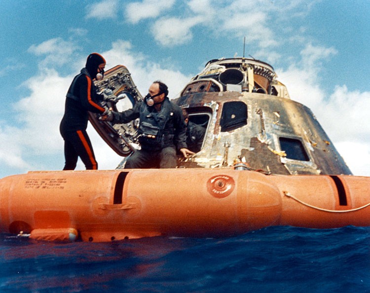 Ed Mitchell saliendo del módulo de mando Kitty Hawk (Foto NASA S71-19474).