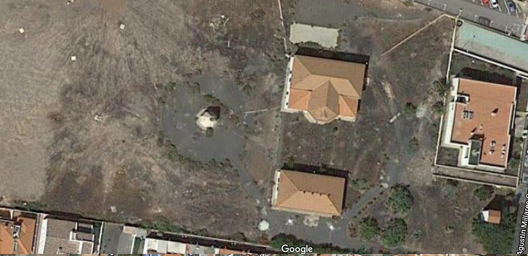 Ampliación en la que se distinguen claramente los dos edificios y a la izquierda la base blanca de una de las antenas. Google Maps.