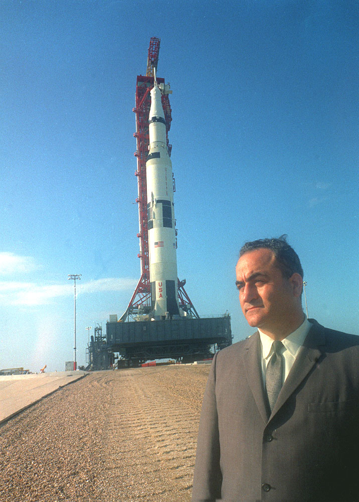 Rocco Petrone junto a un cohete Saturno V (NASA)