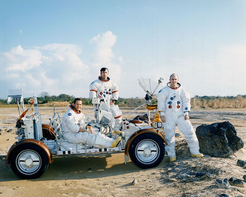 Tripulación del Apolo 16 con el Rover lunar, de izquierda a derecha: Duke, Young y Mattingly (AP16-KSC-72PC-133) - NASA