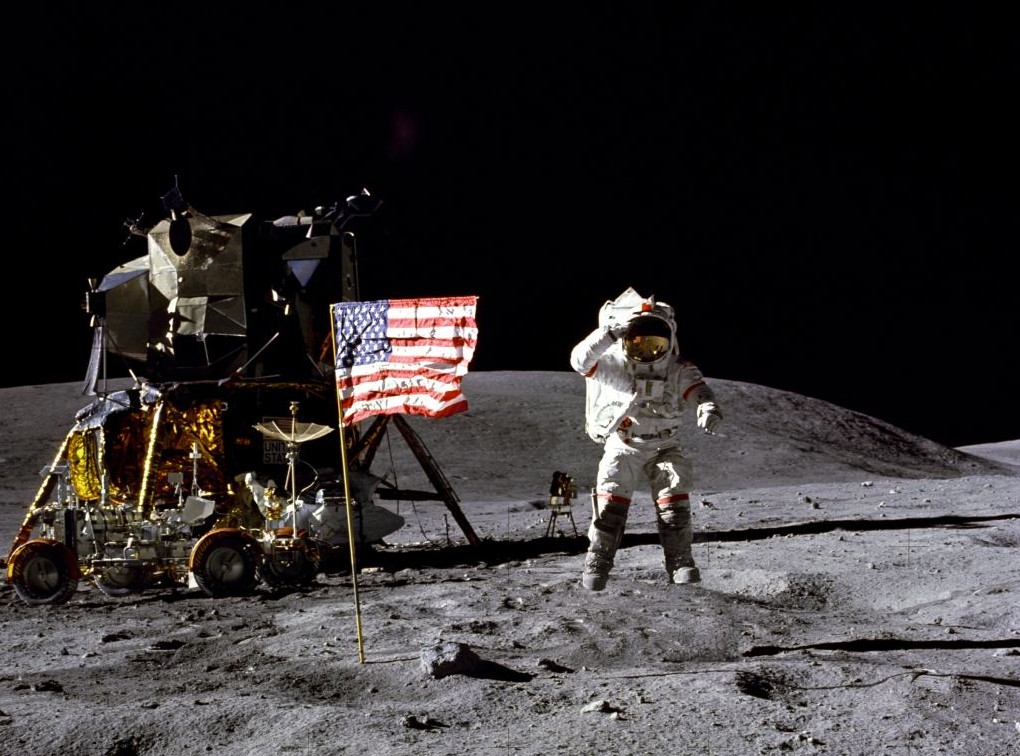 John Young saludando a la bandera mientras salta en la baja gravedad lunar (AS16-113-18339) - NASA