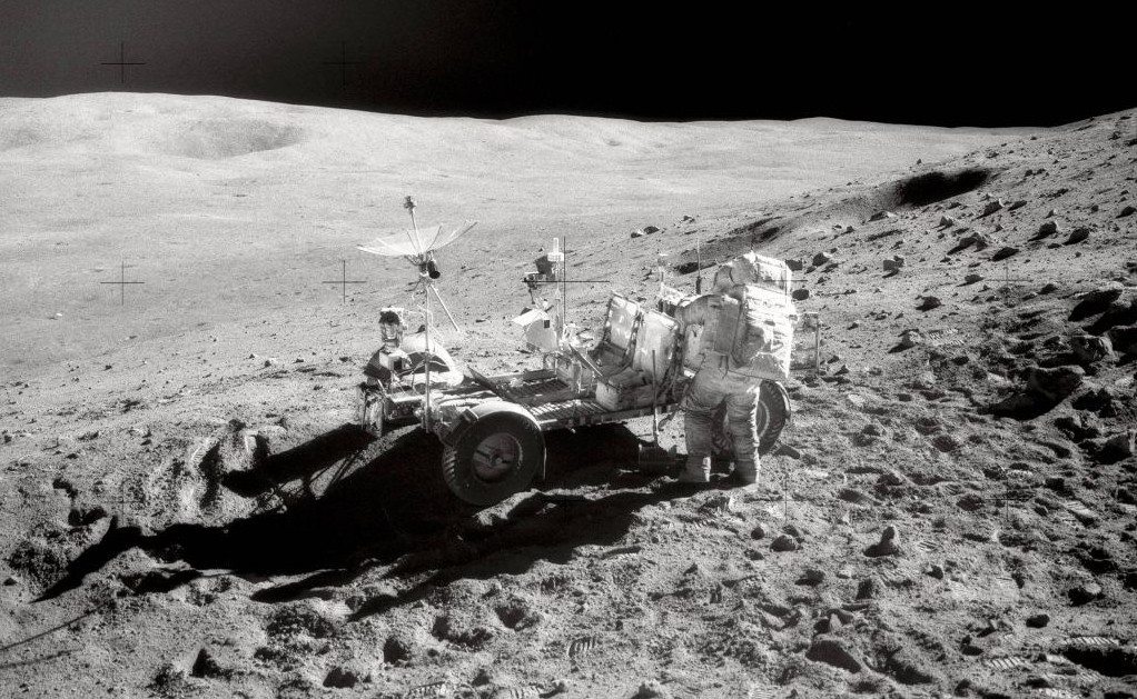 John Young trabajando en la Luna, junto al Rover, en la estación 4 (AS16-110-17960) - NASA