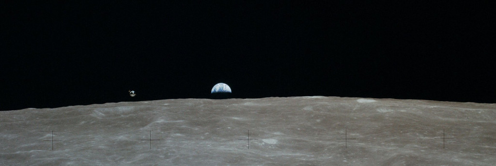 Casper, a la izquierda, orbitando la Luna visto desde el módulo lunar Orion (AS16-113-18288) - NASA