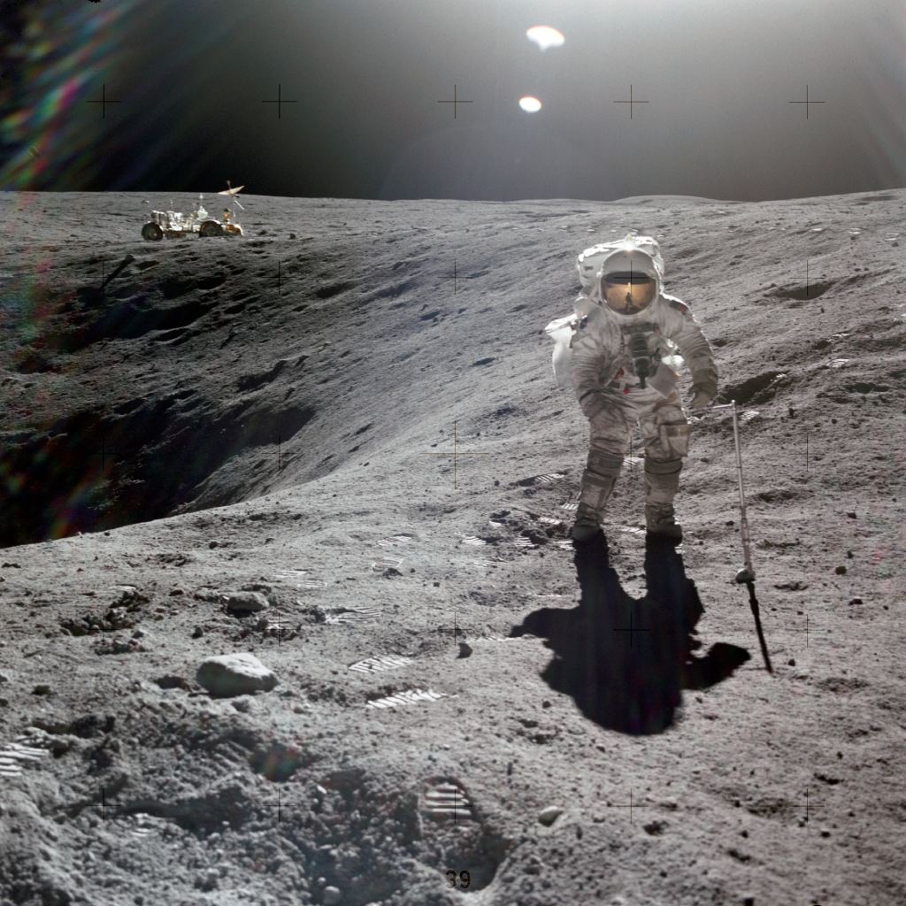 Charlie Duke junto al crater Plum, durante la primera EVA (AS16-114-18423) - NASA