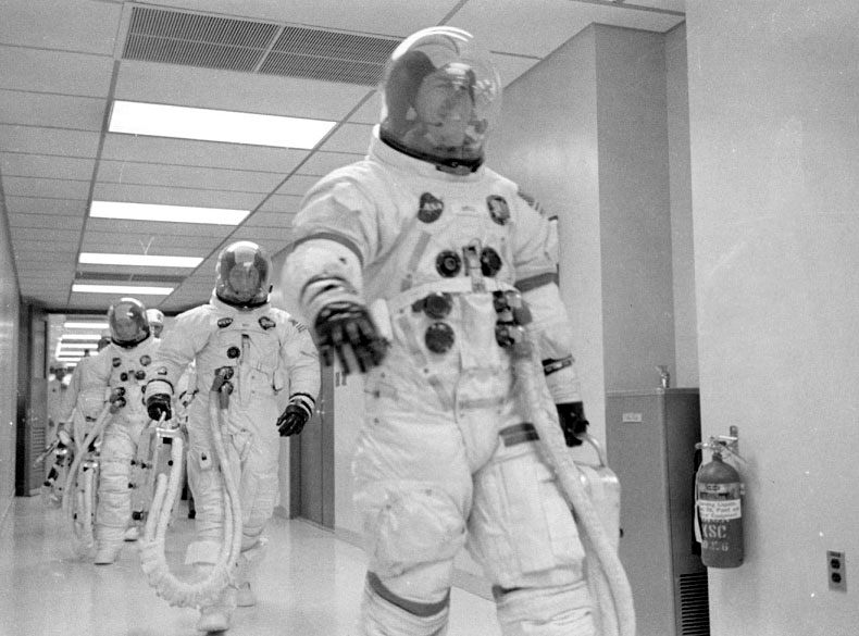 Los astronautas del Apolo 13 camino de la rampa de lanzamiento (1970) - NASA
