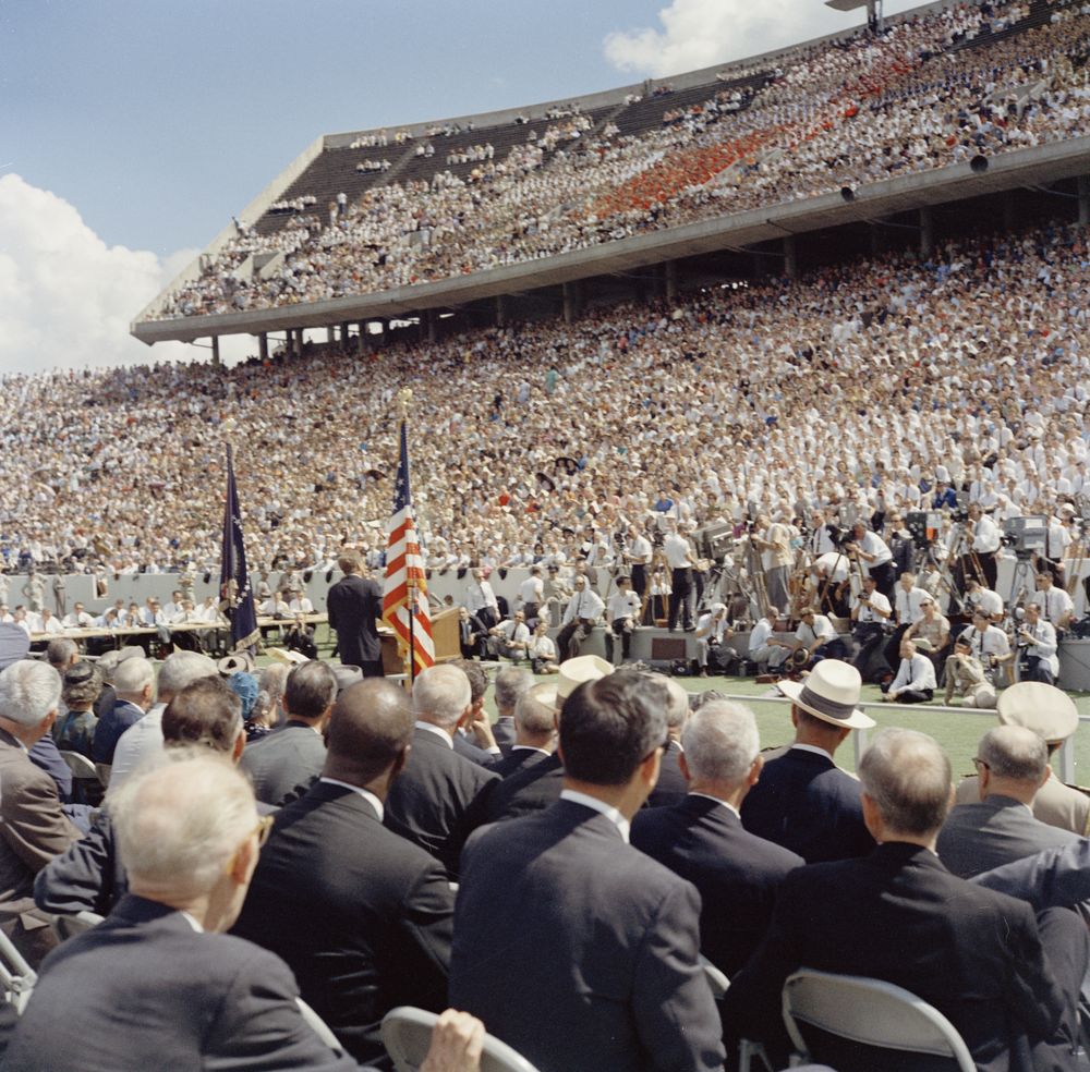 Vista de la multitud en el estadio Rice durante el discurso de JFK (Biblioteca JFK).