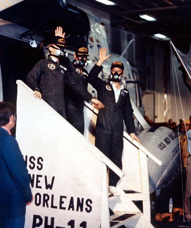 Los tripulantes del Apolo 14 en el USS New Orleans, tras volver de la Luna (NASA S71-19473)