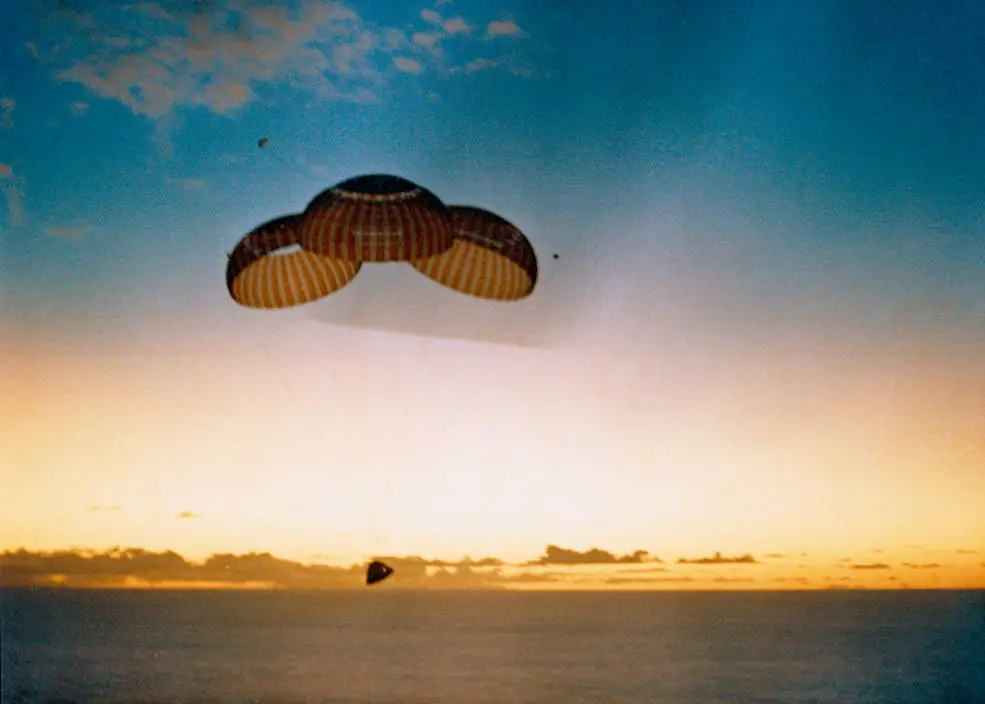 Apolo 10 colgado de sus tres paracaídas principales, momentos antes de amerizar en el Océano Pacífico al este de Samoa Americana.